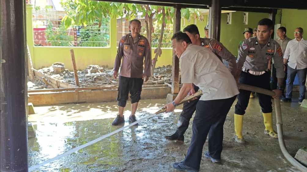 KSP Bersama TNI–Polri Bantu Bersihkan Rumah Warga Terdampak Banjir di Aceh