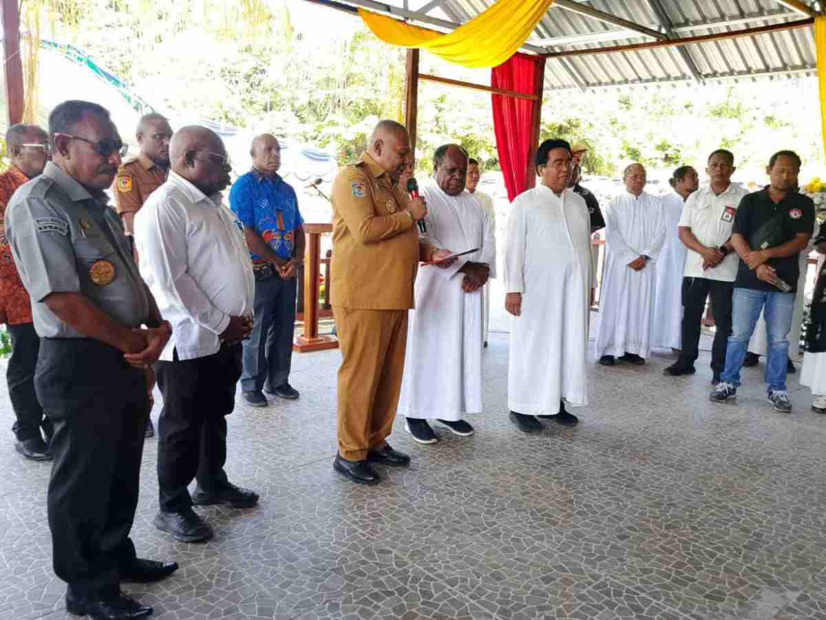 Wagub Papua Ariyoko Rumaropen Resmikan Bahtera Kristoforus dan Tanam Pohon Saat Hadiri Perayaan Syukuran 25 Tahun Pastor John Bunay, Pr