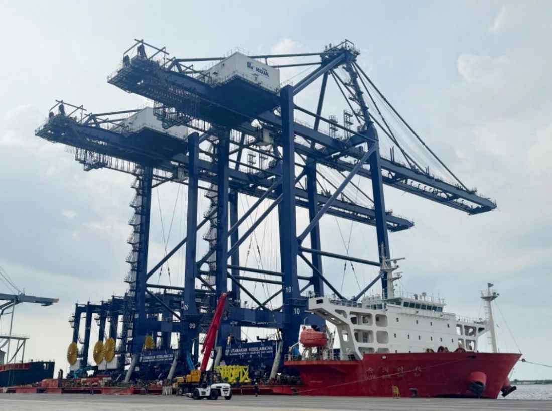 Tingkatkan Layanan Terminal Peti Kemas, Pelindo Datangkan Alat Bongkar Muat Baru