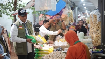 Sidak ke Pasar Johar, Kepanjen dan Kanjengan Semarang, Dirut BULOG Ahmad Rizal Ramdhani Pastikan Harga dan Pasokan Pangan Aman
