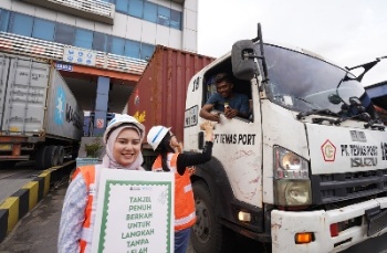 IPC TPK Bagikan Takjil Gratis kepada Sopir Truk dan TKBM