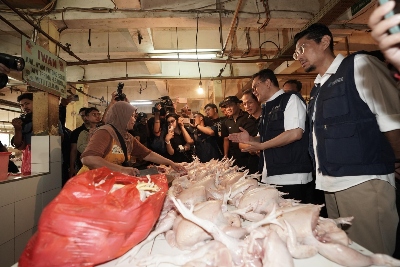 Mendag Busan dan Menteri LH Tinjau Bapok di Pasar Kramat Jati dan Gelar Aksi Bersih