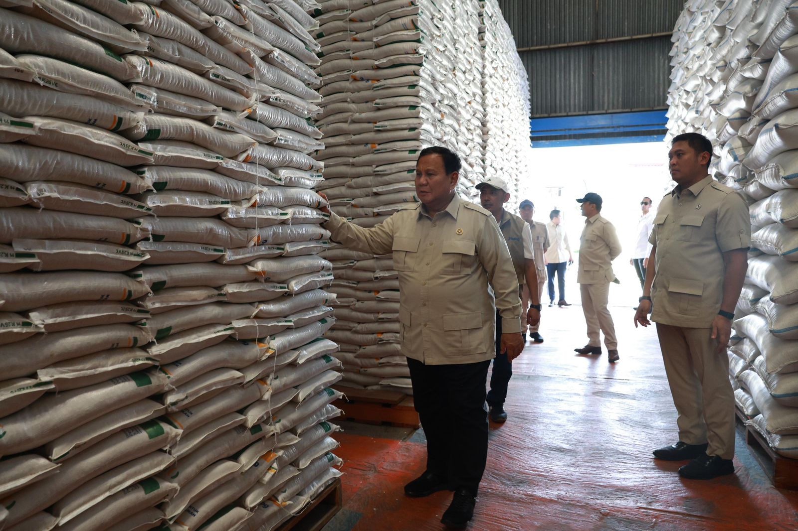 Gudang BULOG Penuh, Presiden Nyatakan Negara Hadir Penuhi Kebutuhan Dasar Rakyat