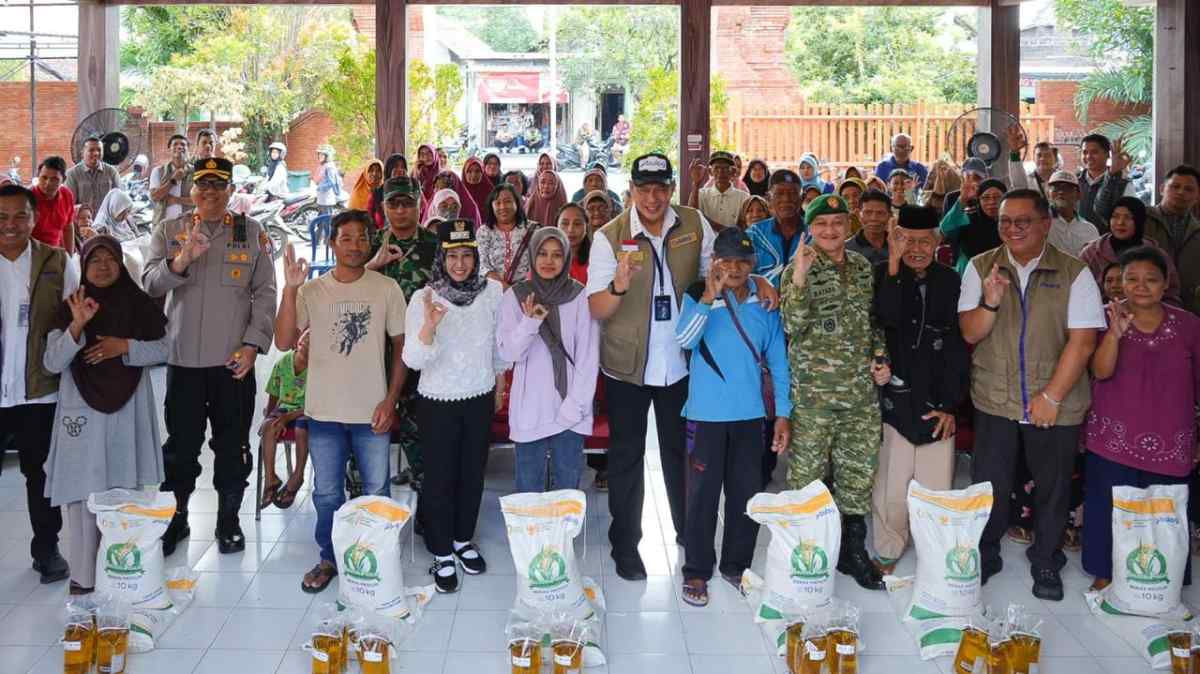 Dirut BULOG Ahmad Rizal Ramdhani Bersama Forkopimda Mojokerto Salurkan Bantuan Pangan, Pastikan Tepat Sasaran
