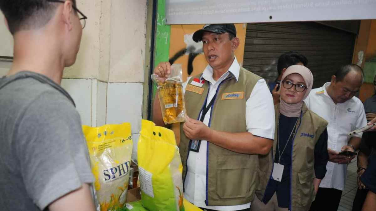 Pastikan Ketersediaan Minyakita Tetap Aman, Dirut BULOG Ahmad Rizal Ramdhani Sidak Pasar-pasar di Jakarta