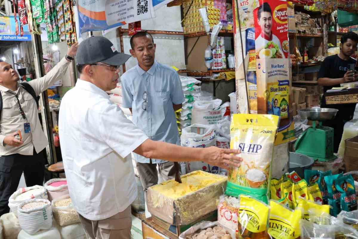 Wakil Direktur Utama BULOG Marga Taufiq Tinjau Pasar Sei Sikambing Medan, Pastikan Harga Sesuai HET