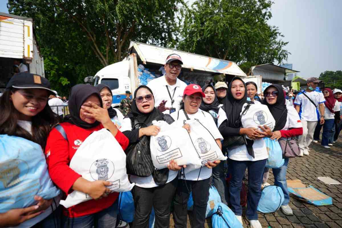 Hadiri Peringatan May Day 2026 di Monas, Perum BULOG Bagikan 350 Ribu Paket Sembako Gratis