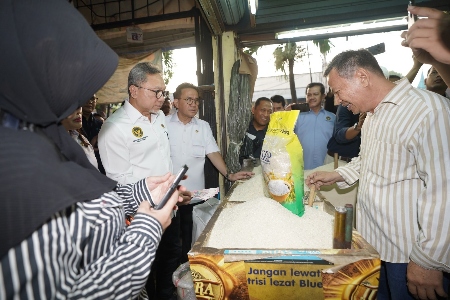 Menko Pangan Didampingi Mendag Busan ke Pasar Palmerah, Pastikan Stabilitas Harga dan Ketersediaan Bapok