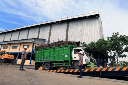 Perum BULOG Dukung Upaya Menjaga Kelancaran Penyaluran Hasil Tebu dari Petani di Blora