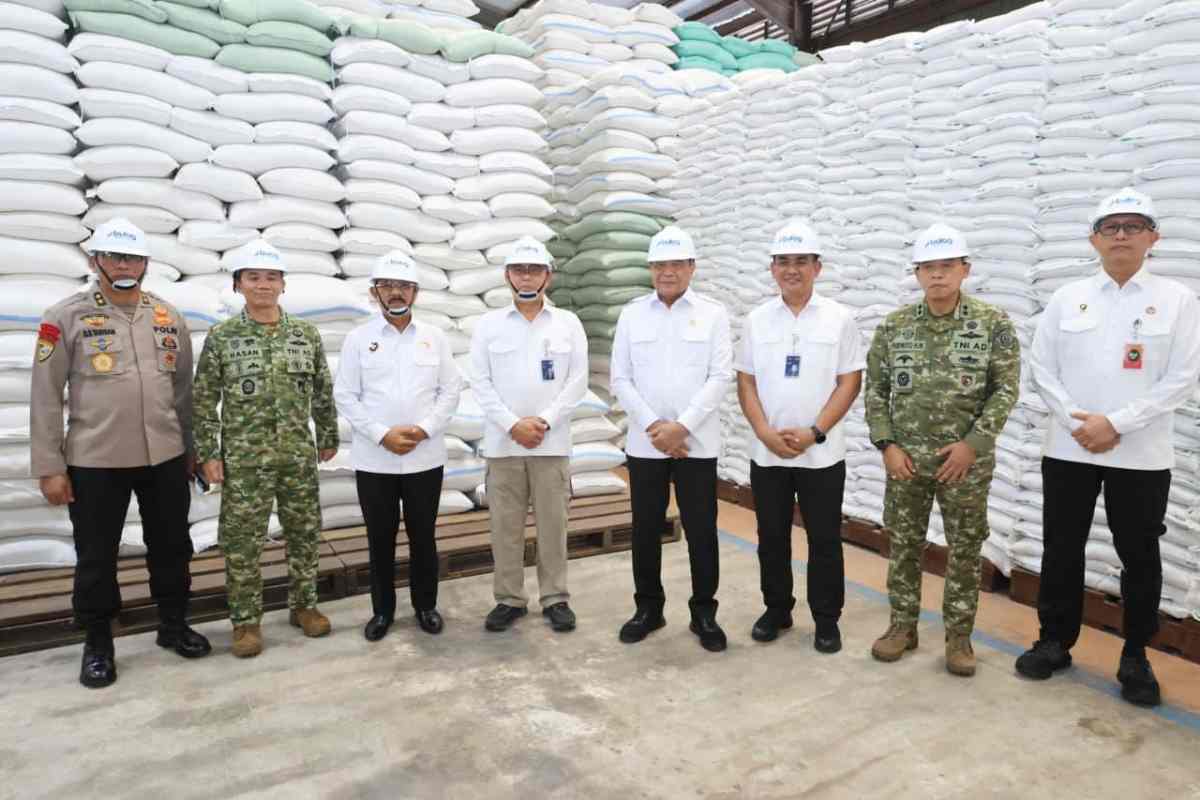 Menko Polkam Djamari Chaniago Tinjau Cadangan Beras Pemerintah di Sumatera Utara