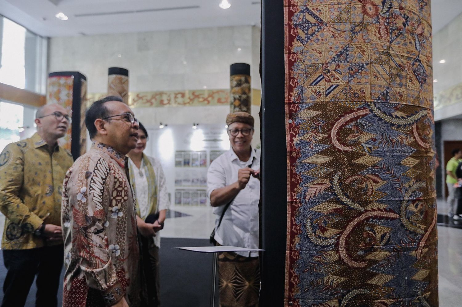 Menko PMK Pratikno Ajak Masyarakat Lestarikan Eksistensi Batik di Era Digital dan Dukung Perekonomian Perajin Lokal