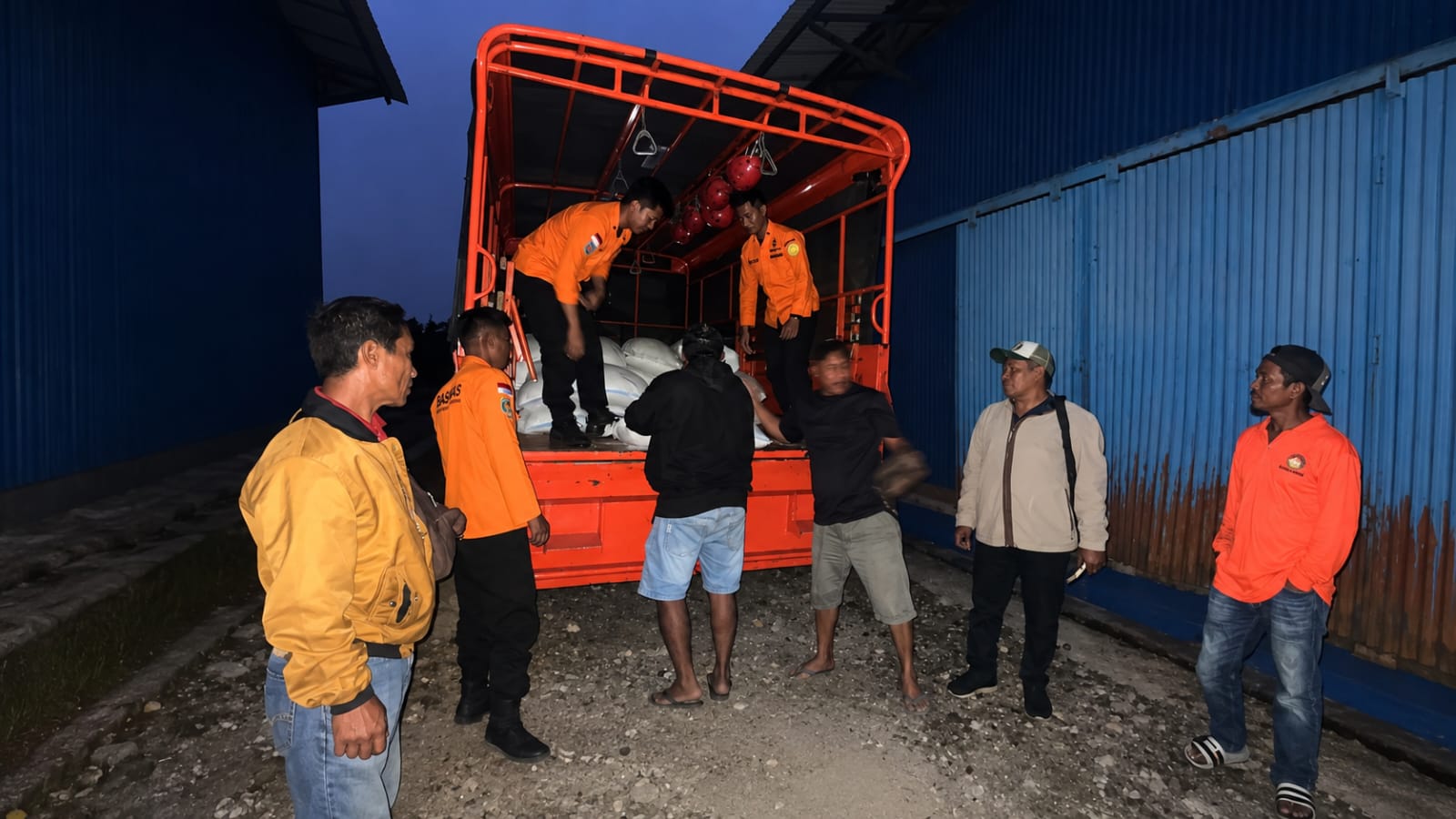 Pemerintah Hadir untuk Warga Terdampak Gempa di NTT, Perum BULOG Gerak Cepat Salurkan Beras dan Minyak Goreng