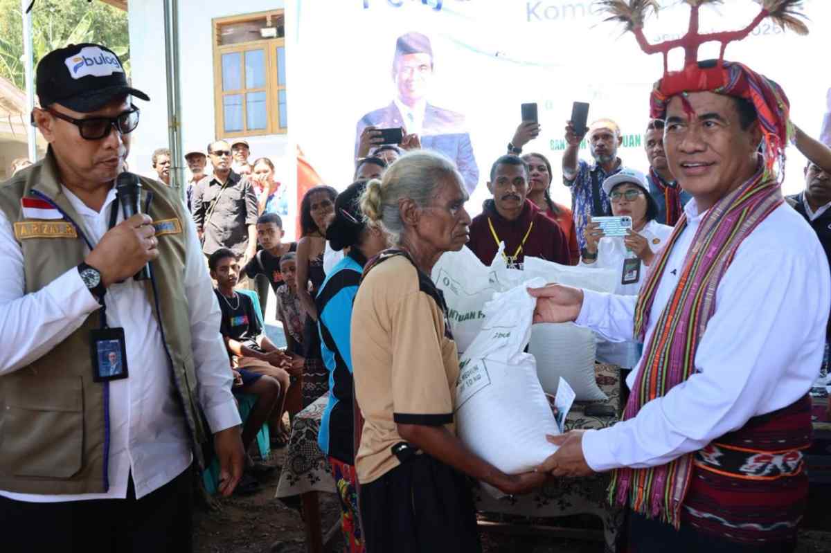 Kepala Bapanas dan Dirut BULOG Berikan Bantuan Pangan di Alor, NTT