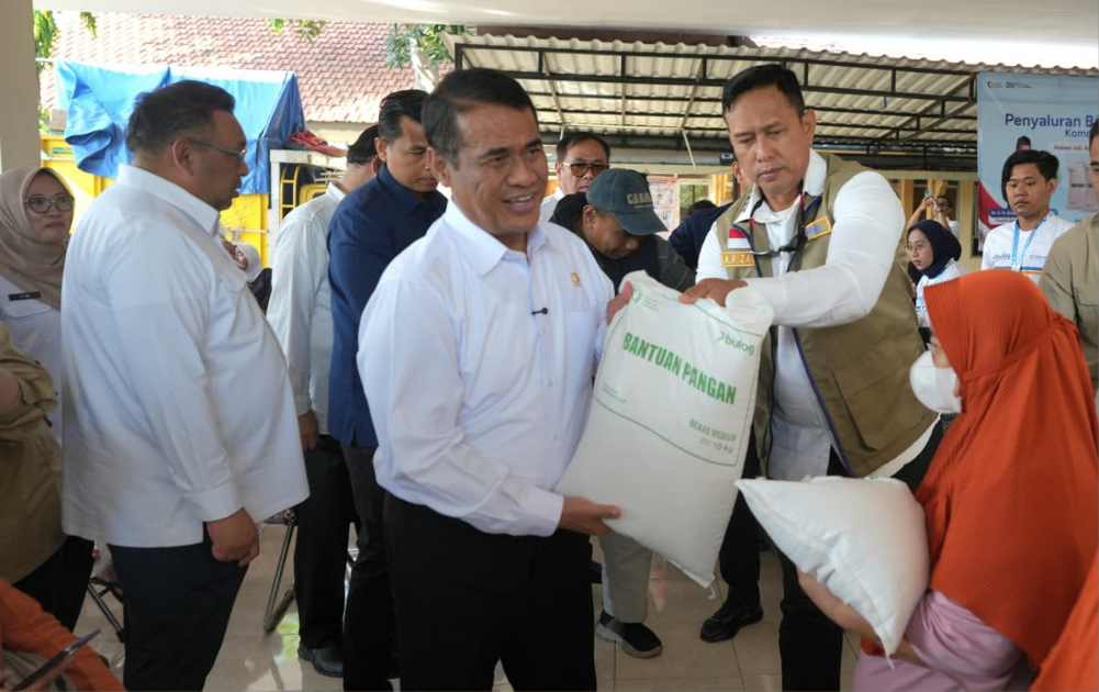 Kepala Bapanas Andi Amran Sulaiman dan Dirut BULOG Ahmad Rizal Ramdhani Serahkan Langsung Bantuan Pangan kepada Warga Surabaya