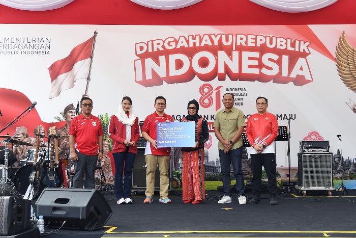 Solidaritas dalam HUT ke-81 RI, Mendag Busan Serahkan Bantuan Kemendag untuk Masyarakat Terdampak Gempa di NTT