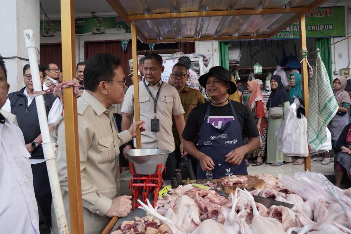 Pantau Bapok di Pasar Ir. Soekarno, Mendag Busan: Pemerintah Terus Jaga Harga Acuan Daging Ayam