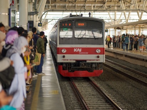 Antisipasi Abu Vulkanik, KAI Commuter Imbau Pelanggan Gunakan Masker Saat Beraktivitas