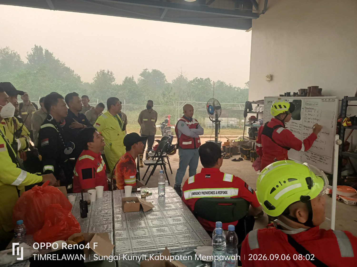 PT TIMAH Kerahkan Personel Fire Fighter Bersama Grup MIND ID untuk Tangani Karhutla di Kalimantan Barat