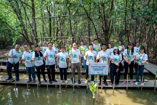 ZTE Tanam 300 Bibit Mangrove di kawasan Ekowisata Mangrove PIK