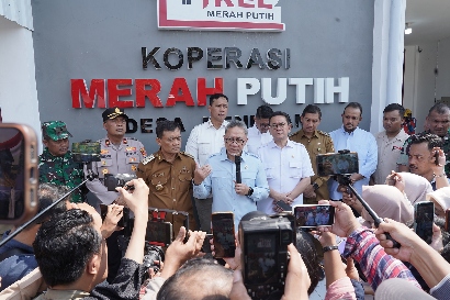 Mendag Busan dan Menko Zulhas Pantau Berjalannya Koperasi Merah Putih di Sukoharjo