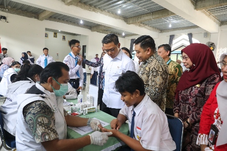 Menko PMK Sugiono Tinjau Cek Kesehatan Gratis di Lingkungan Sekolah